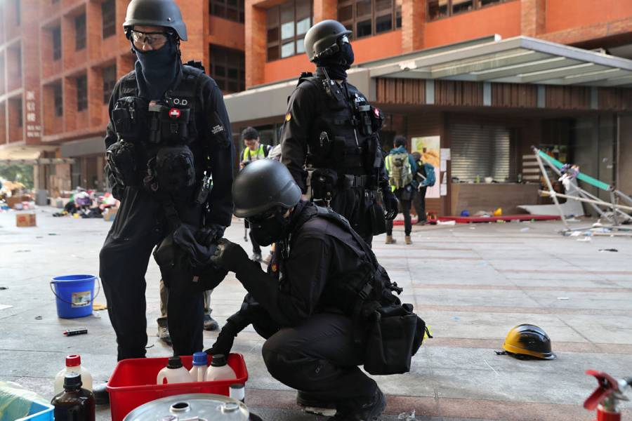 Policía levanta asedio a universidad de Hong Kong