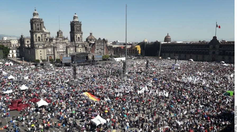 Zócalo entre festejos por el primer año de AMLO