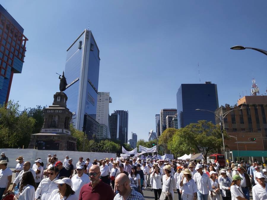 Minuto de silencio en marcha Anti-AMLO por la familia LeBarón