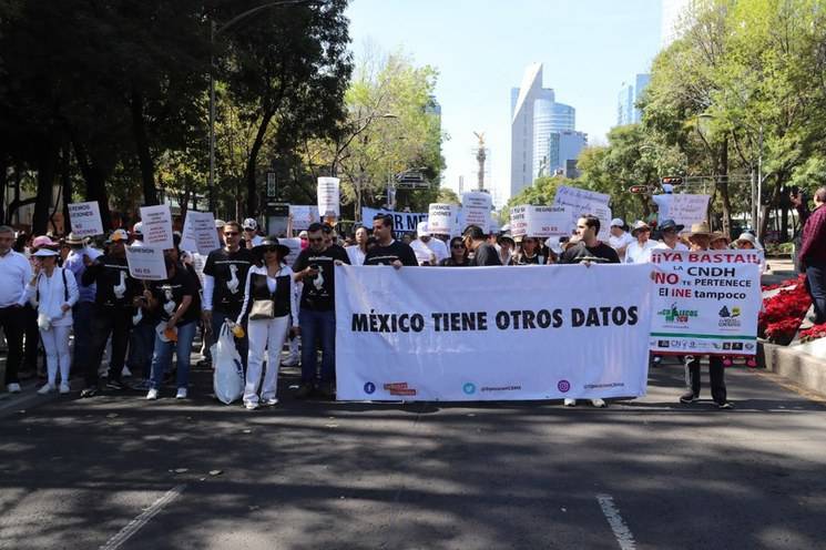 Minuto de silencio en marcha Anti-AMLO por la familia LeBarón
