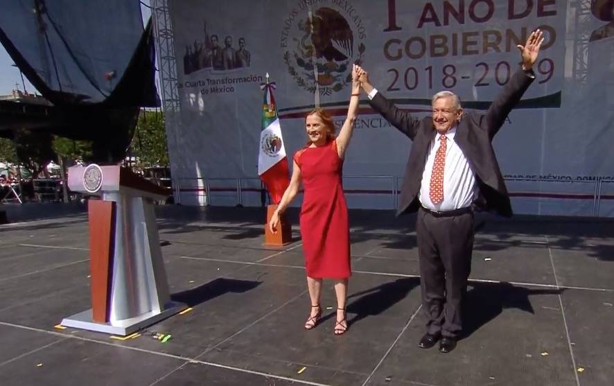 Cambio a la vista, combate a la corrupción, finanzas sanas pero sin crecimiento y combate a la violencia como desafío, en el discurso de AMLO