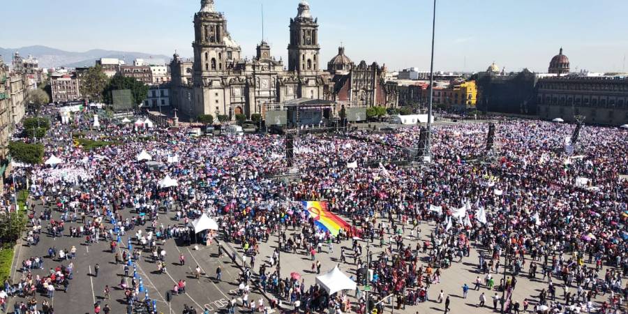 El Zócalo se llena de simpatizantes a Andrés Manuel López Obrador