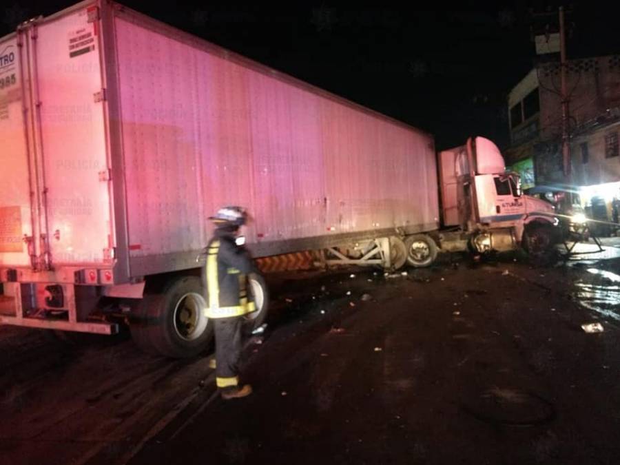 Tráiler se queda sin frenos en calles de Milpa Alta; deja una persona muerta