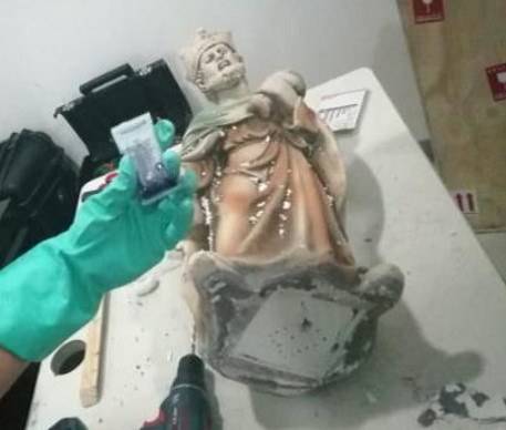 Decomisa FGR dos figuras religiosas hechas de metanfetamina en el AICM