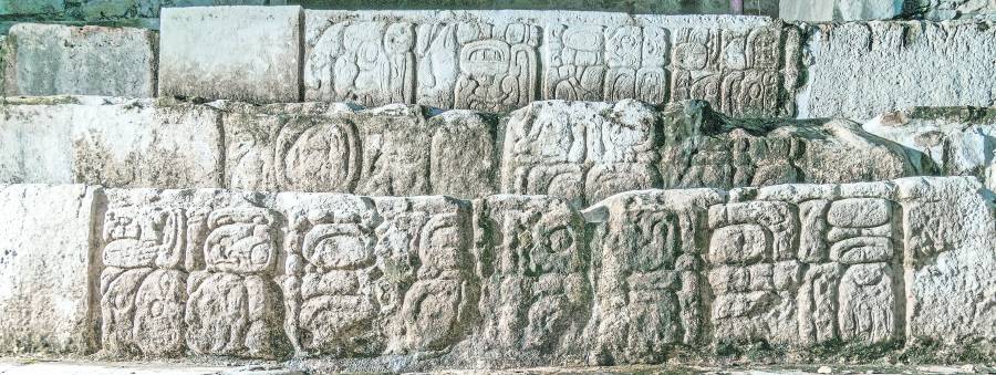 Jeroglíficos revelan profanaciones del rey maya Pakal.