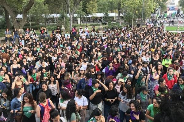 Inicia manifestación feminista en la Glorieta de los Insurgentes