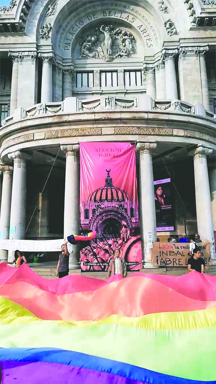 Acorralan Bellas Artes protestas por 'Zapata gay' y pago muerto del INBAL