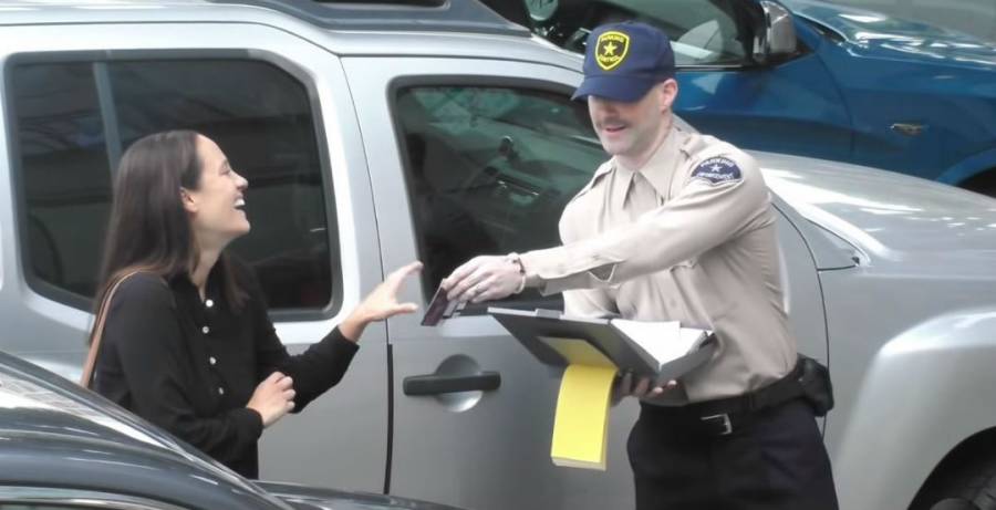 Adam Levine se disfraza de policía y regala boletos como multa