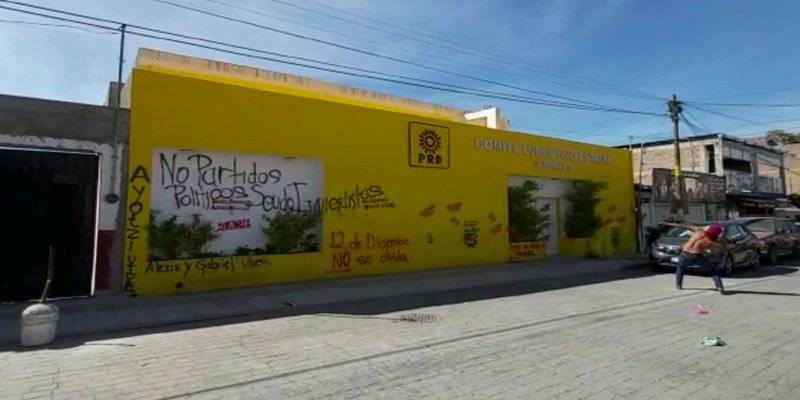 Normalistas de Guerrero vandalizan oficinas estatales del PRD