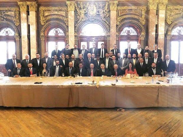 Directivos del beisbol mexicano se reúnen con AMLO y Slim
