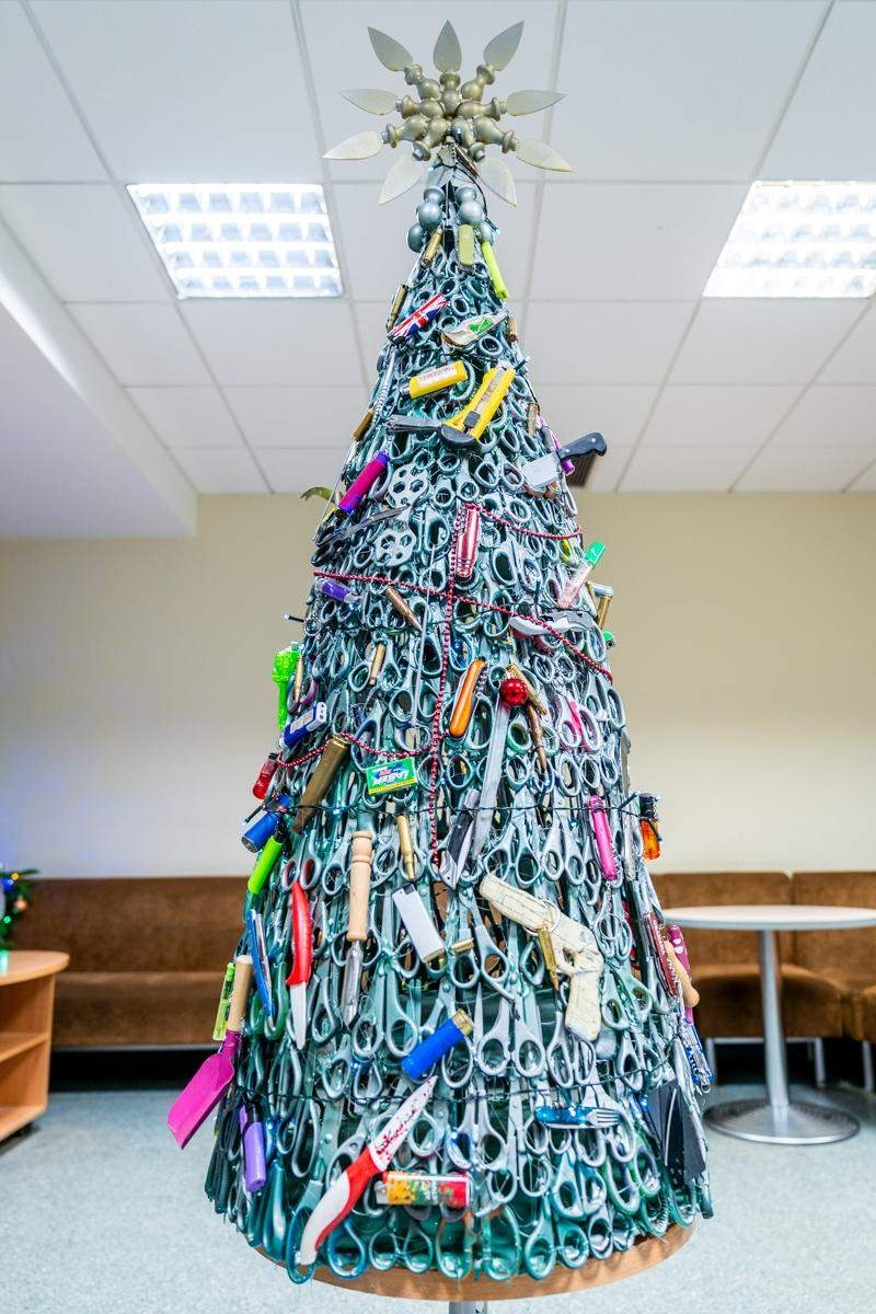 Crean Árbol de Navidad con objetos confiscados a viajeros en aeropuerto