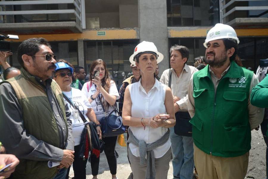 Recorre Sheinbaum obras del multifamiliar de Tlalpan