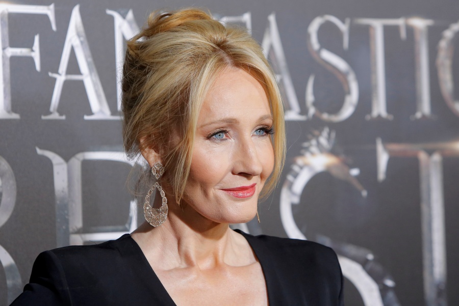 Acusan a J.K. Rowling de transfobia