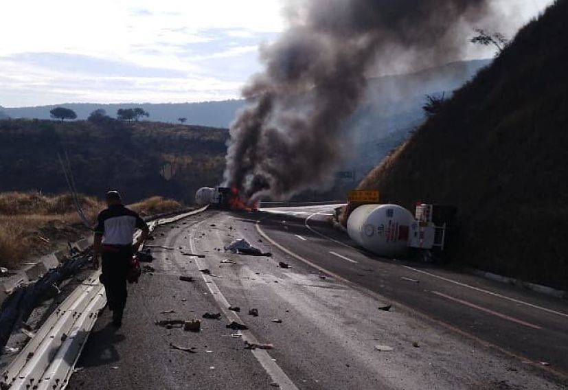 Pipa cargada con amoniaco vuelca en autopista Pátzcuaro-Cuitzeo