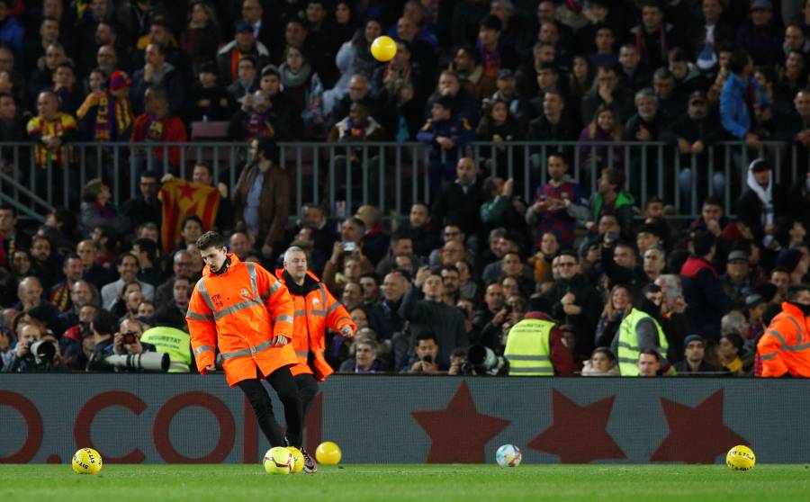 Multan al Barcelona por globos lanzados y recibe advertencia