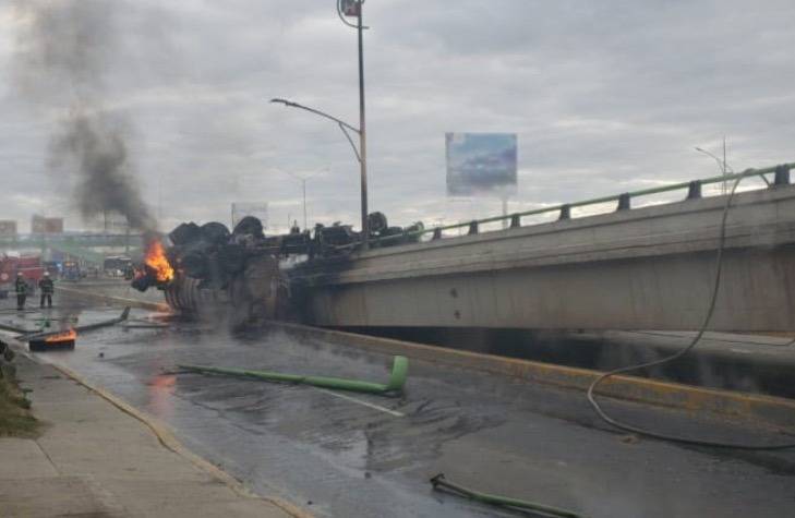 Cierran tramo de la México-Pachuca por volcadura de pipa