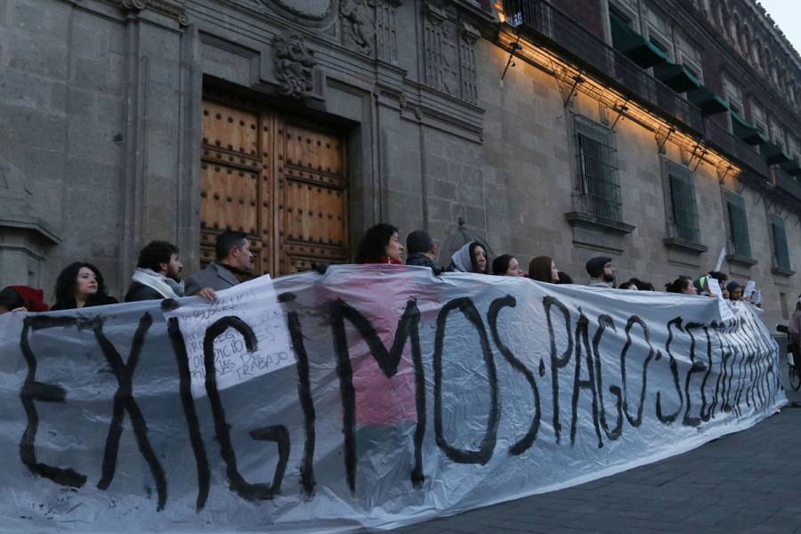 Artistas bloquean accesos a Palacio Nacional por falta de pagos