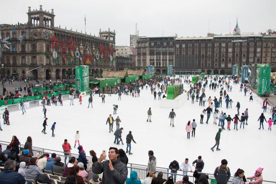 Pista de hielo en Zócalo recibe a 10 mil visitantes cada día