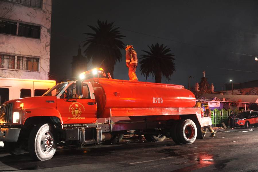 Tras sofocar incendio, bomberos retiran escombros en mercado de La Merced