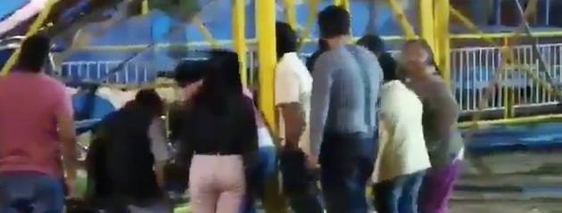 Padre e hija caen de juego mecánico en Atlixco