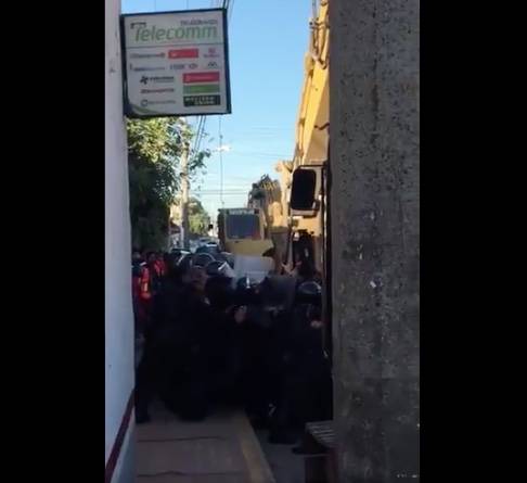 Pobladores y policía se enfrentan por obra de agua en Puente Grande