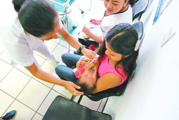 Desplazados por violencia se refugian en casas de campa&ntilde;a 