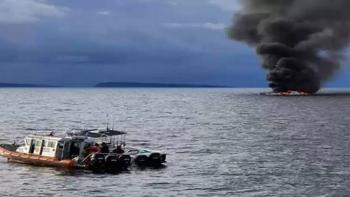 Rescata Semar a 12 personas de una embarcación incendiada en BCS