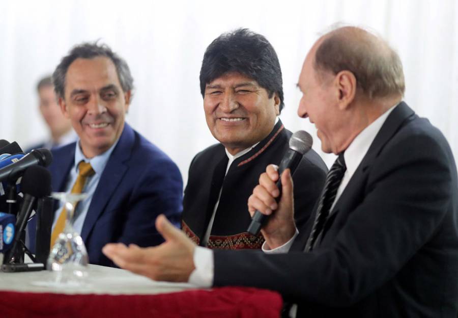 Evo Morales presenta equipo para enfrentar acusaciones