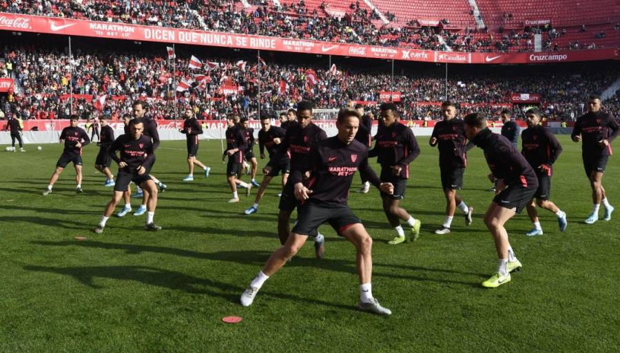 Sevilla y “Chicharito” se entregan a afición en entrenamiento