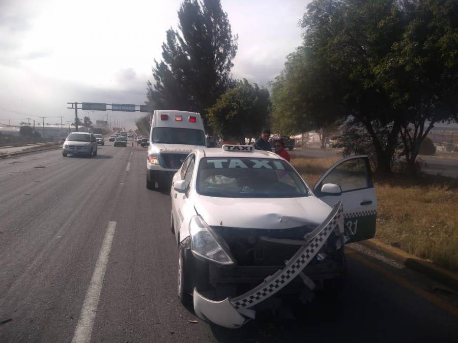 Atienden autoridades de Soledad, SLP, caída de un árbol sobre un taxi