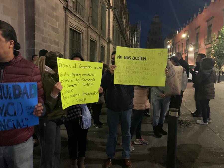 Trabajadores del SAT y Hacienda protestan en Palacio Nacional