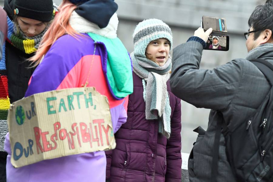 Con usual protesta, Greta Thunberg celebra sus 17 años