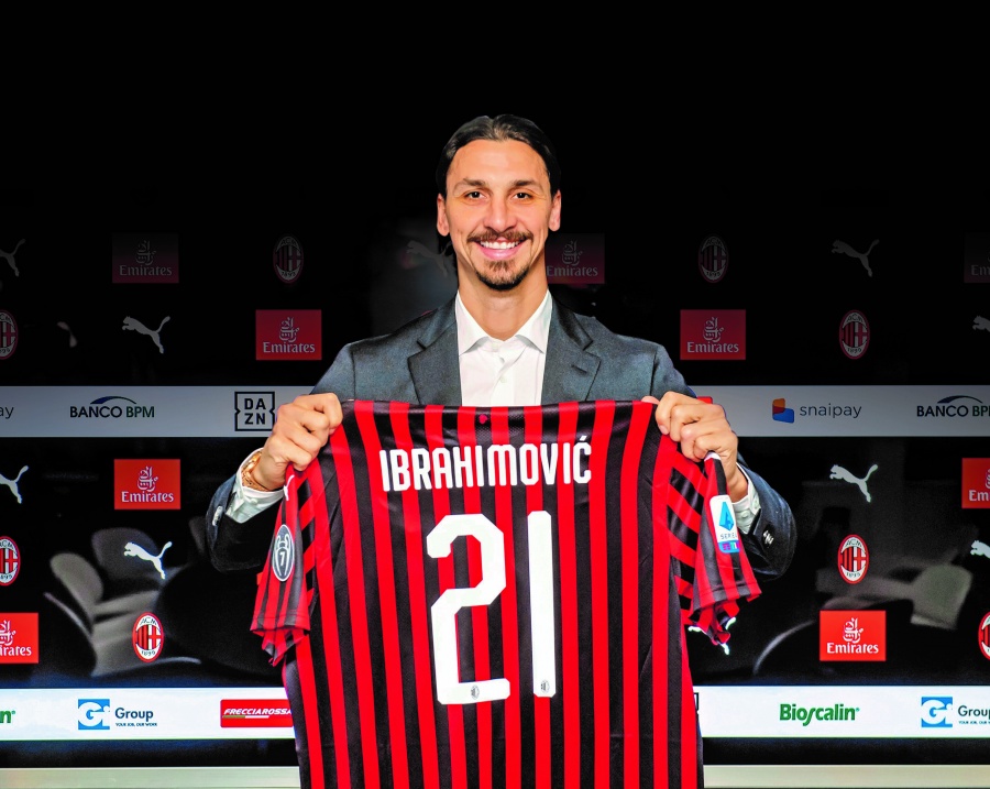 Zlatan llega al Milán y aficionados desatan la locura