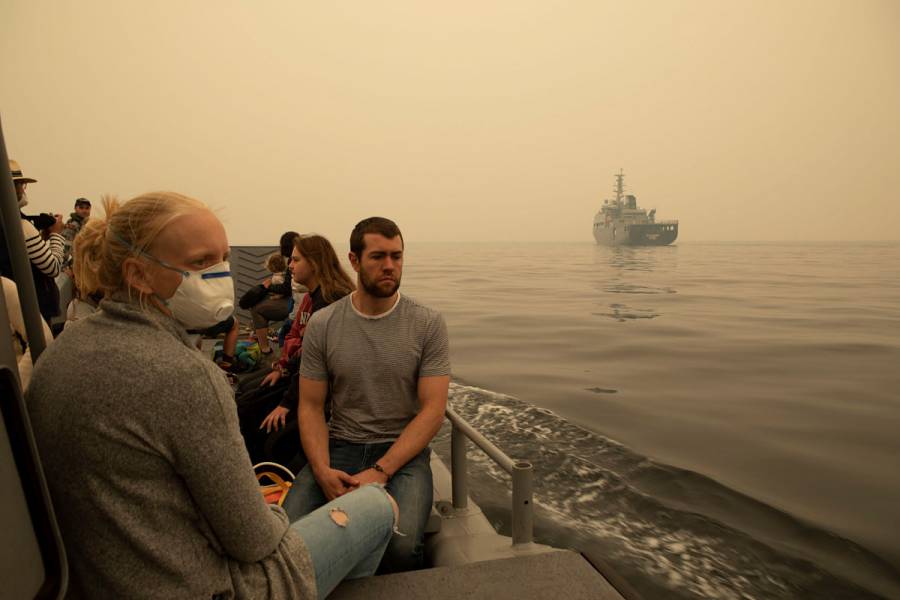 Rescatan por mar a miles tras incendios en Australia