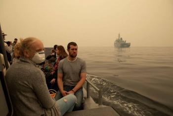 Rescatan por mar a miles tras incendios en Australia