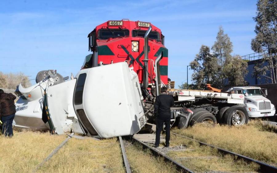 Un tráiler intentó ganarle el paso a un tren en Ecatepec y fue arrollado