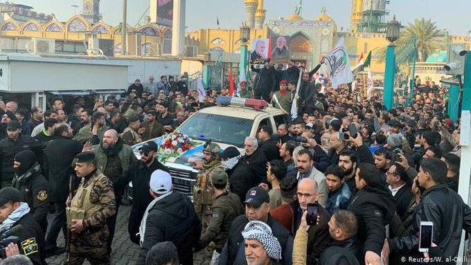 Miles de iraquíes despiden a Qasem Soleimani en una procesión en Bagdad