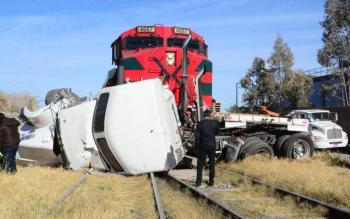 Un tr&aacute;iler intent&oacute; ganarle el paso a un tren en Ecatepec y fue arrollado