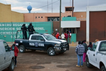 Tras ri&ntilde;as en Zacatecas, trasladan a 165 presos