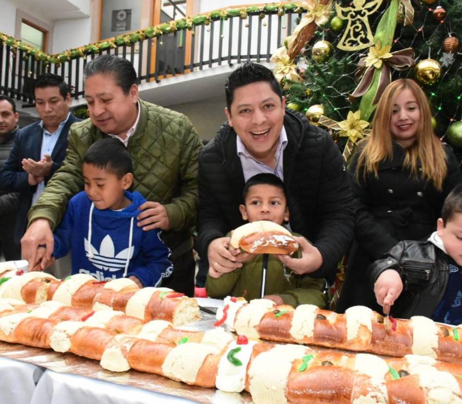 Degustan monumental rosca de Reyes en Soledad, San Luis Potosí