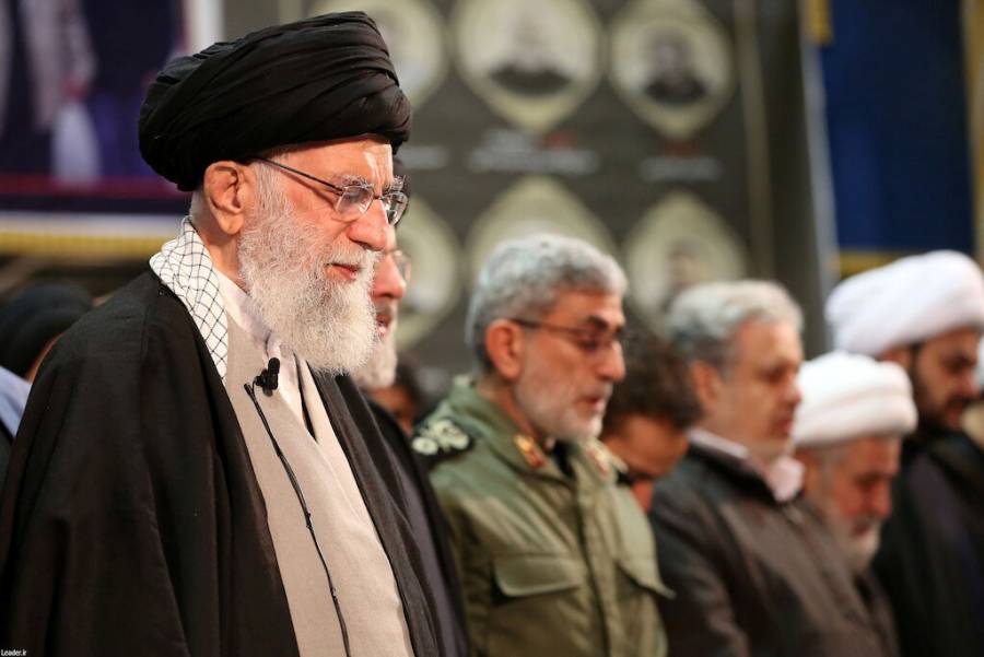 Líder Supremo de Irán llora en funeral de Qassem Soleimani