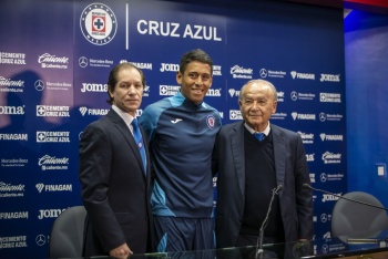 Cruz Azul presenta a Luis Romo y busca otro delantero