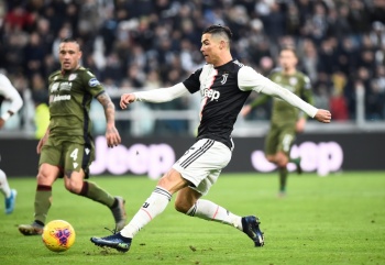 Cristiano pone a la Juve en la cima con hat-trick hist&oacute;rico