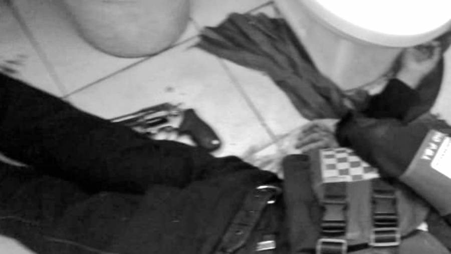 Policía se habría suicidado en el baño de un corralón