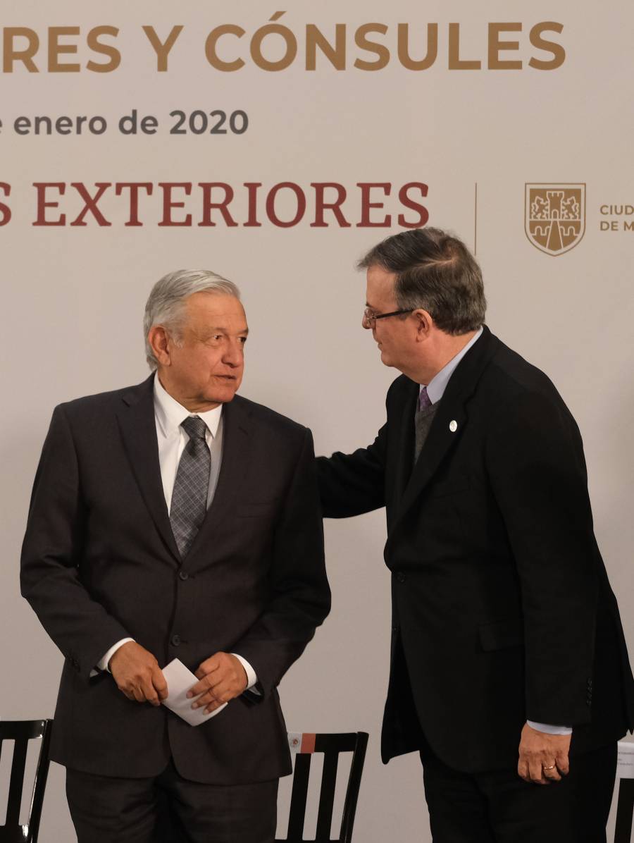 Pide AMLO a cuerpo diplomático apegarse a principios constitucionales