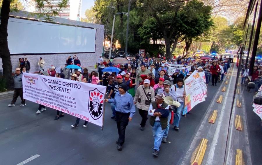 Electricistas bloquean Insurgentes a la altura de Sener