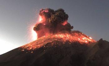 VIDEO: Popocat&eacute;petl lanza impresionante fumarola de 3 km