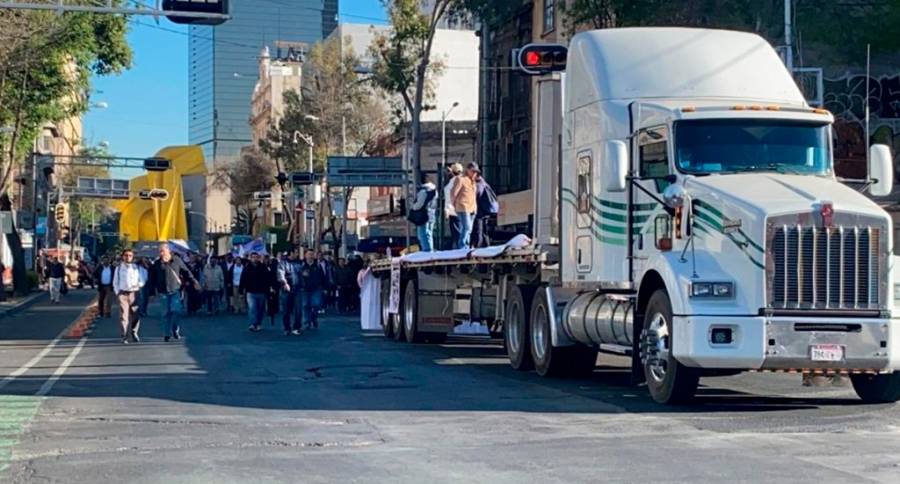 Trabajadores de Pemex marchan hacia la Segob