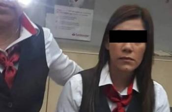 Hombre reclama a cajera de Santander despu&eacute;s de asalto