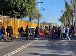 Alumnos de Prepa 9 organizan limpieza de plantel 